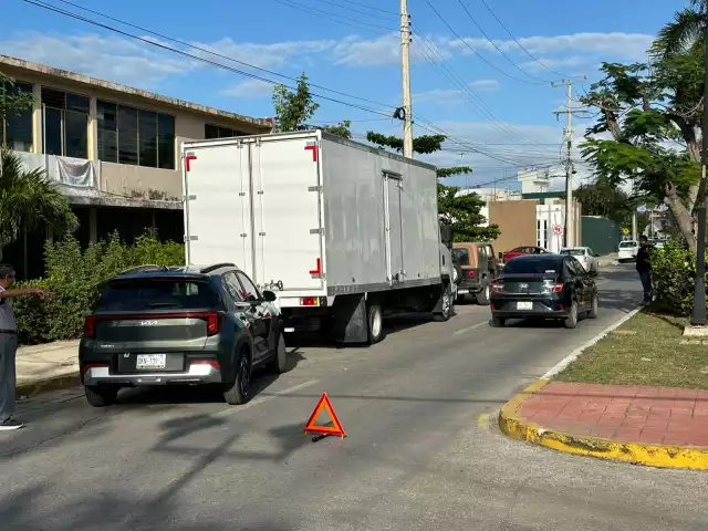 Accidente leve bloquea avenida Miguel Alemán