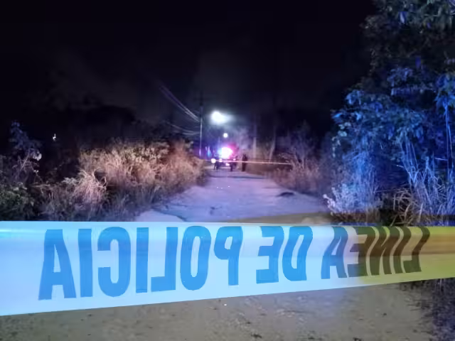 El cuerpo fue encontrado en una de las calles de terracería de Cuna Maya en Cancún, lugar que fue acordonado por policías, y hasta donde llegó Servicios Periciales de la FGE Q.Roo