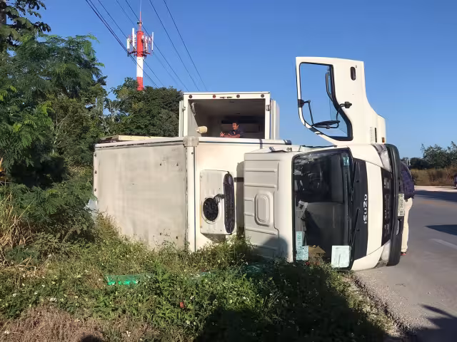 La unidad fue removida del lugar tras quedar volcada a un lado de la Carretera Cancún-Puerto Morelos luego de rescatar al chofer