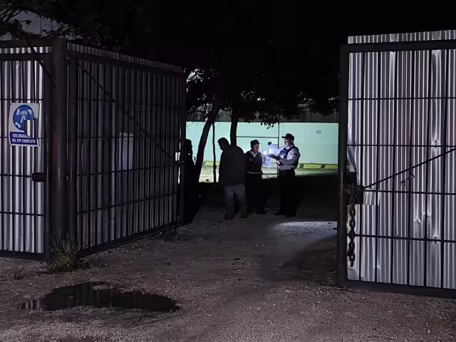 Uno de los delincuentes gritaba consignas en las que daba a entender que sabían que por la tarde había llegado material valioso, dijo uno de los vigilantes