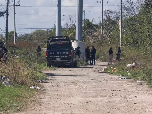 Elementos policiacos llegaron a la escena para tomar conocimiento.