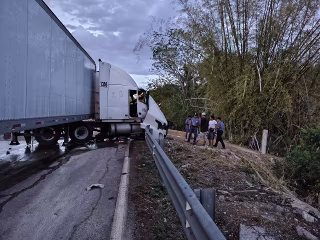 Tráiler se estrella contra muro en la “Curva del Diablo”, en Pomuch.