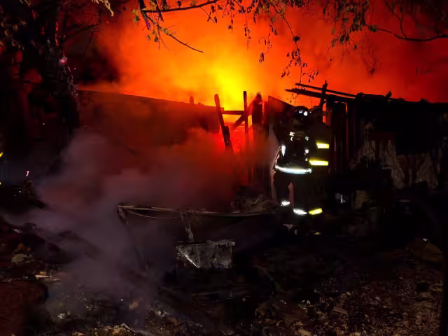Un incendio durante la madrugada consumió una vivienda con techo de palapa en la supermanzana 102 de Cancún.