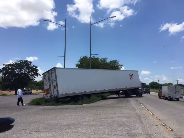 El conductor del tractocamión prefirió que se lo llevaran el corralón antes que pagar la grúa