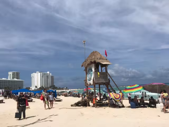 Los bañistas extranjeros y nacionales acudieron a Playa Fórum para relajarse y estar cerca del mar en la Zona Hotelera de Cancún