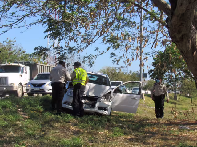 Al lugar llegaron elementos de la SSP y personal de la aseguradora para desahogar responsabilidades