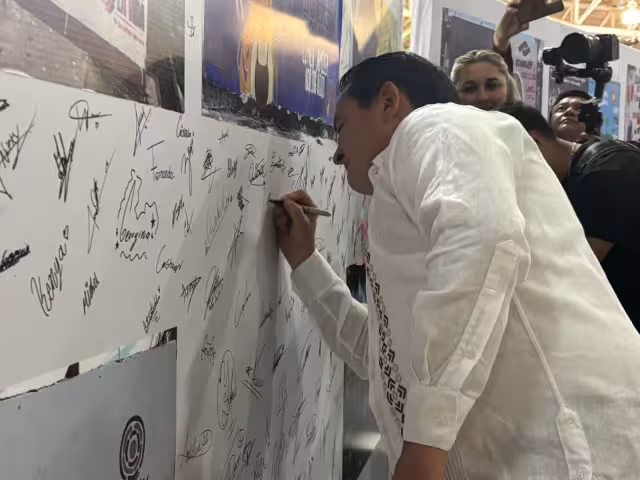 Díaz Mena destacó que hablar de salud mental es un acto de fortaleza, e instó a crear redes de apoyo entre alumnos, maestros y familias.