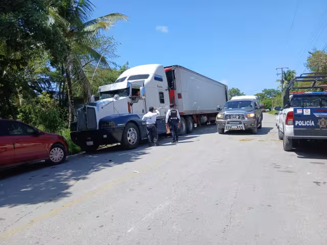 Un tráiler que transitaba por la calle 23 en la colonia Emiliano Zapata enredó cables de Internet, provocando la ruptura de una mufa eléctrica