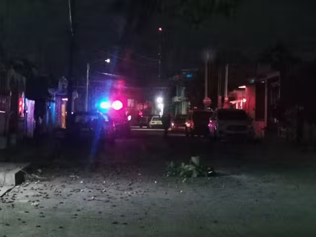 Familiares del ahora occiso comentaron que aproximadamente a las 22:00 horas tuvieron una fuerte discusión, lo que derivó en que el joven se encerrara en su habitación