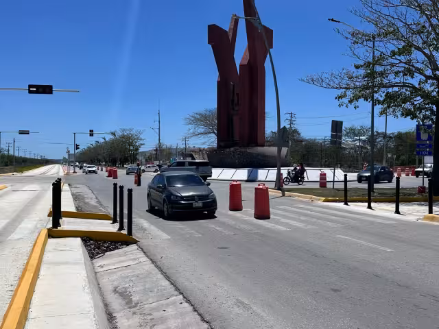 Tráfico lento se registra este miércoles 11 de marzo en el cruce de Avenida Héroe de Nacozari y Avenida López Portillo en San Francisco de Campeche.