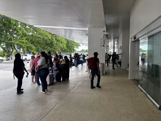 Las despedidas son usuales en el Recinto Aéreo, pero es poco común que converjan en la ciudad familiares que radican en tres Estados de la República