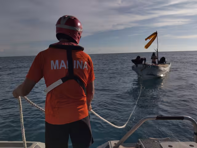 La Armada de México rescató a dos pescadores que quedaron a la deriva a 33.3 km (18 millas náuticas) al noroeste de Ciudad del Carmen.