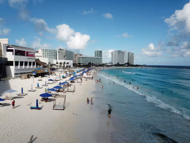 Cancún cuenta con más de 10 playas, que los turistas pueden visitar durante su estadía en el destino turístico de Quintana Roo