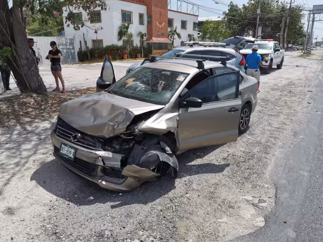 Aparatoso choque entre dos autos en Isla de Tris; situación controlada