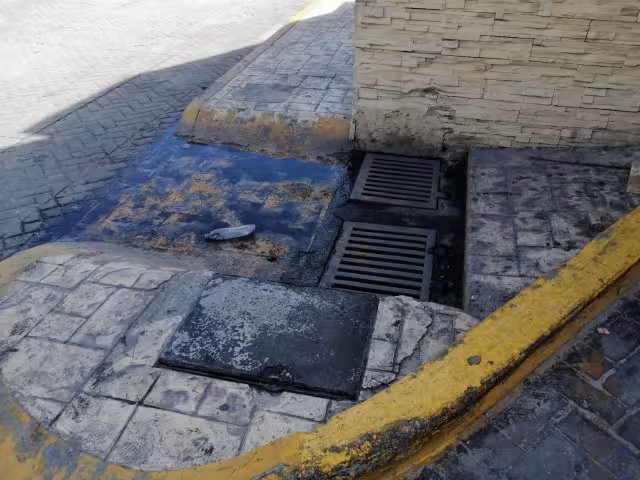 La saturación de la red sanitaria de Aguakan en Isla Mujeres provocó el rebosamiento de aguas negras, generando malos olores afuera de la terminal marítima de la ínsula