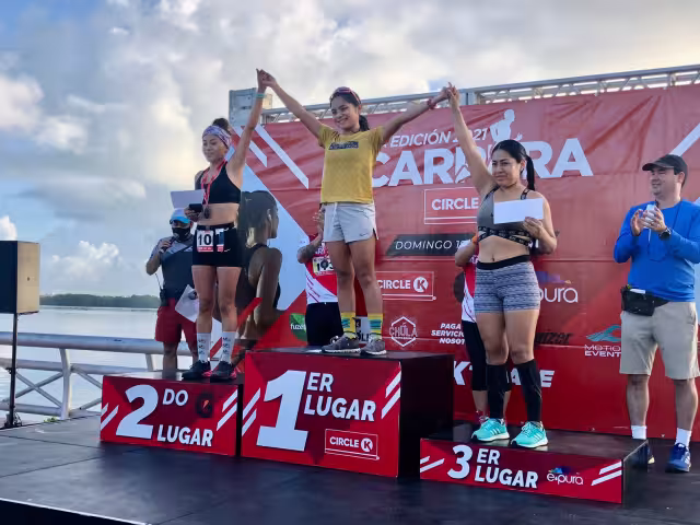 Entre aplausos y porras de parte de sus compañeros, Dulce Santiago Cen finalizó la prueba en primer lugar de la femenil