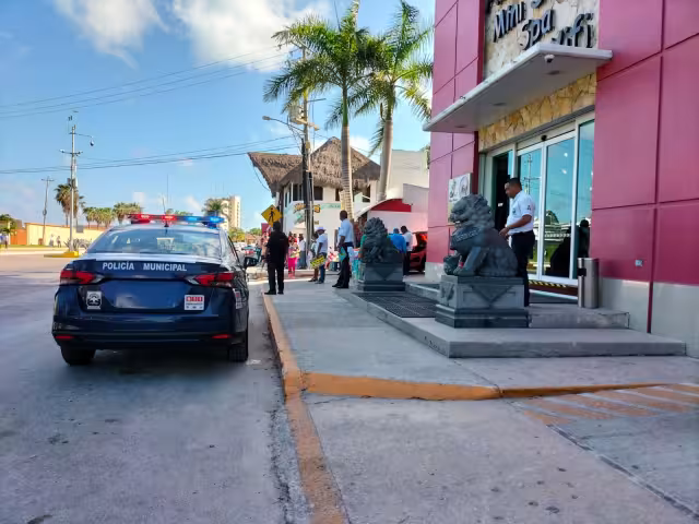 Trabajadores de rentadoras de vehículos y taxistas aseguran que no le corresponde a la Policía Turística ponerles restricciones