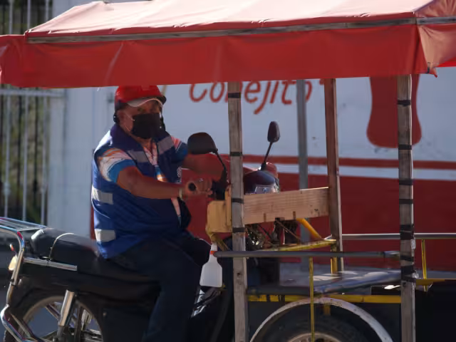 Si bien los choferes no tienen un horario laboral establecido, muchos trabajan desde las 6:00 horas hasta altas horas de la noche para percibir ganancias