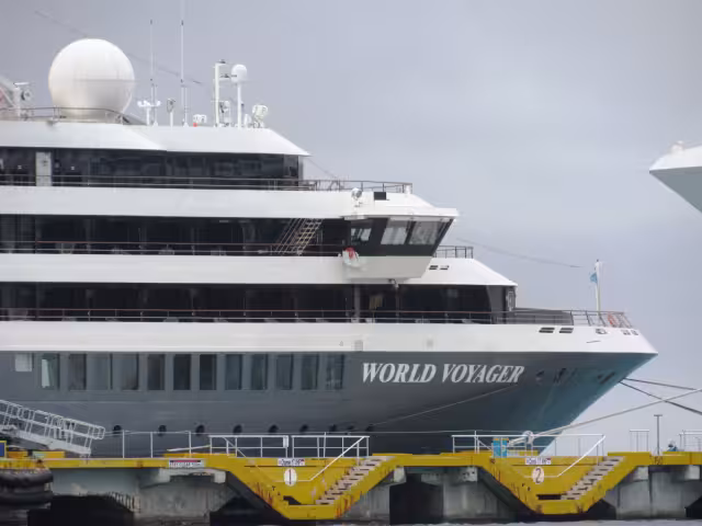 El trasatlántico de la flota Mystic Cruises, que actualmente navega bajo la marca alemana Nicko Cruises