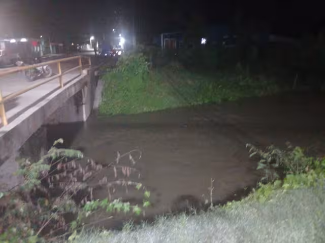 Familias de Escárcega piden ayuda ante inminente inundación por lluvias