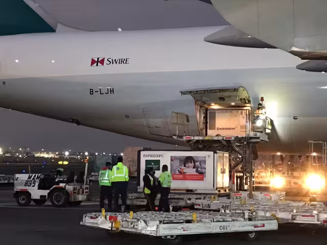 
Llega nuevo lote con un millón de vacunas anticovid de Sinovac aL AICM