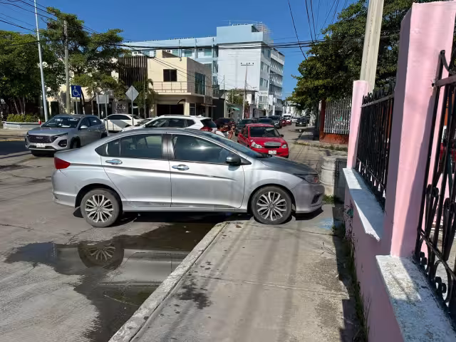 Un choque aparatoso entre un Honda City y una Nissan X-Trail dejó cuantiosos daños materiales en el fraccionamiento Miami.