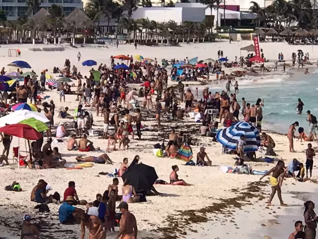 Incrementa la inconsciencia social en playas de Cancún, Quintana Roo, bañistas dejan un basurero