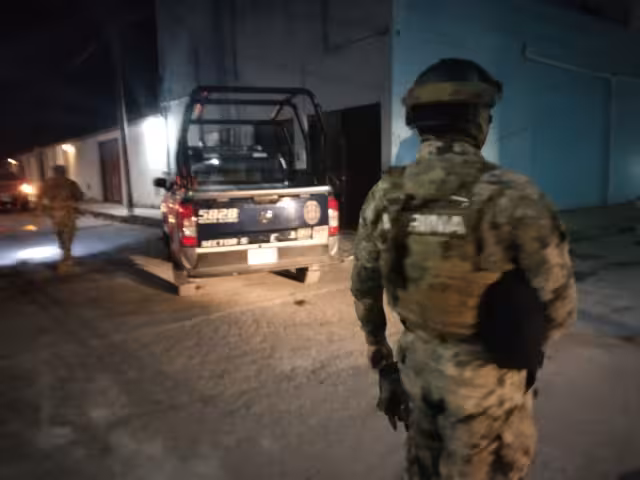 Policías Municipales y Marinos solicitaron la ambulancia para un hombre herido por arma de fuego