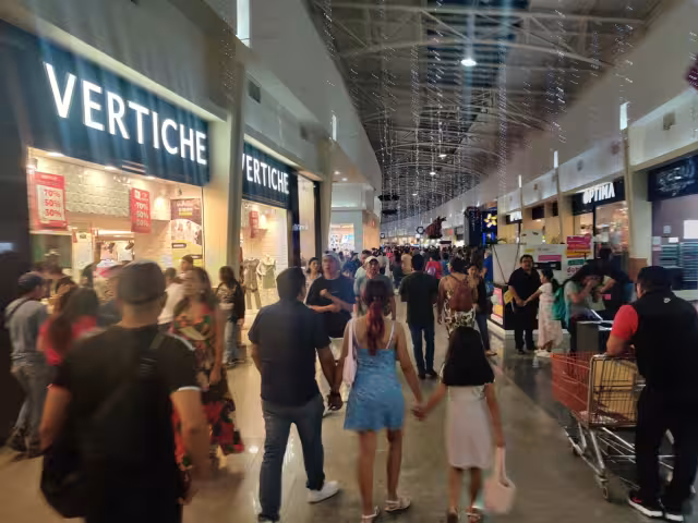 Desde el inicio del fin de semana, las familias salieron de paseo a los centros comerciales para divertirse y adquirir algunos productos.

