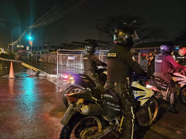 Durante la noche de este viernes se reportó la fuga de al menos 5 reos de una de las prisiónes más grandes de Ecuador