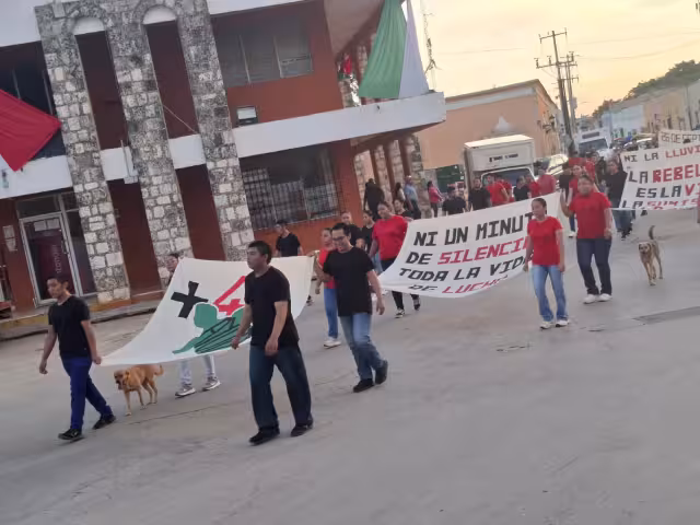Normalistas de la Escuela Justo Sierra Méndez marcharon en Hecelchakán.