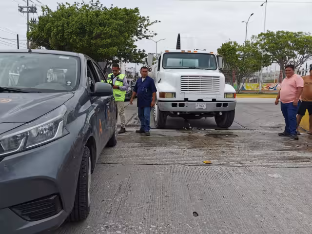Aseguradoras resuelven choque entre pipa y vehículo compacto en glorieta