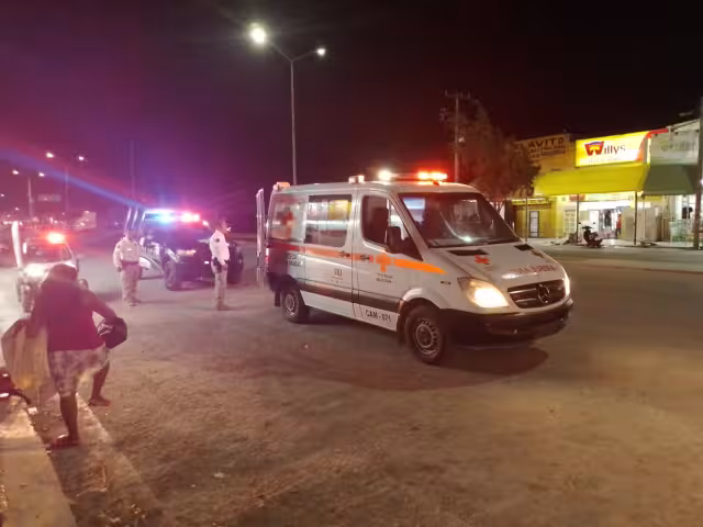 Paramédicos atendieron a la mujer, a quien se le había bajado la presión