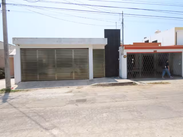 La casa donde personas identificadas con el Prian guardaron paquetes luce abandonada