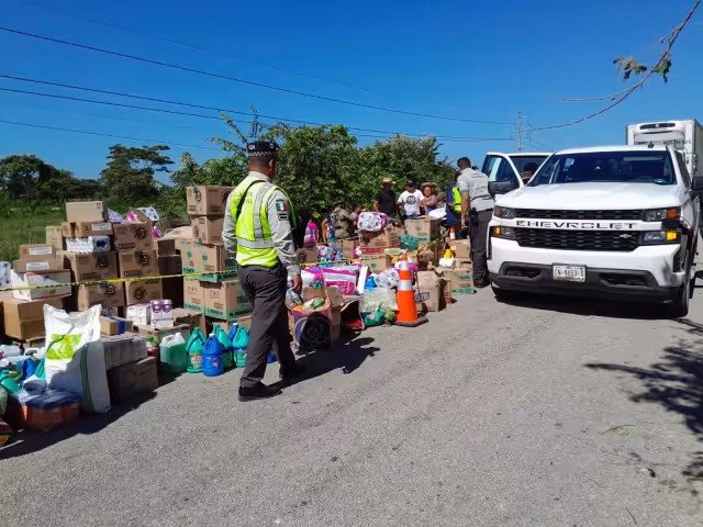 Personas acudieron a rapiñar los abarrotes que quedaron regados en el pavimento