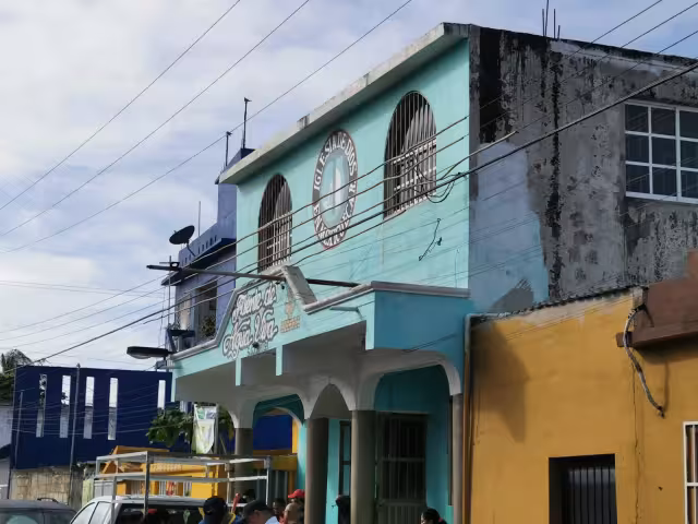 Paramédicos de la Cruz Roja Mexicana y policías estatales acudieron al lugar de los hechos