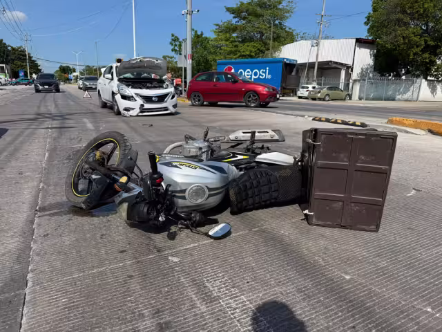 Motociclista intenta cruzar avenida y termina impactado por un automóvil en Ciudad del Carmen