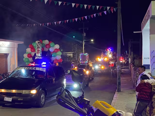 Las personas llegaron en sus vehículos a cantarle a la Virgen de Guadalupe
