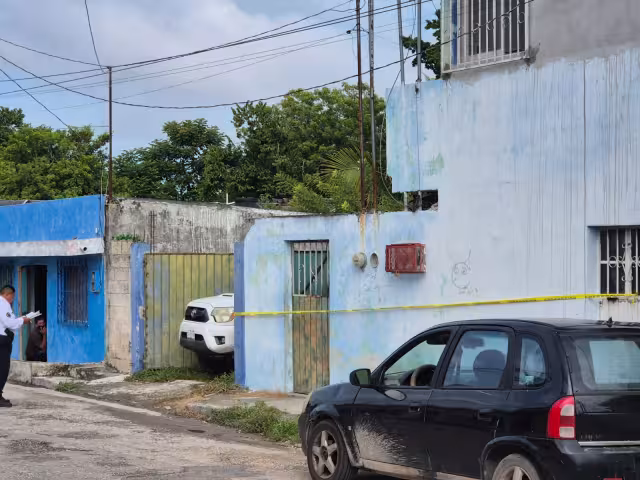 Un hombre de aproximadamente 40 años, identificado como A.M.A., fue encontrado sin vida en una cuartería en la colonia Pozo Monte, Champotón