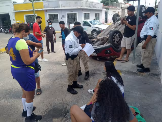 El automóvil donde estaban los deportistas terminó con volcado con las llantas para arriba