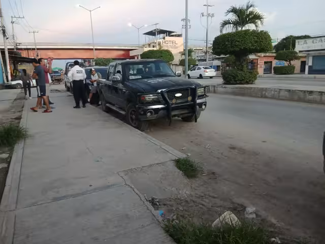 Taxista distraído impacta su unidad contra camioneta en Escárcega