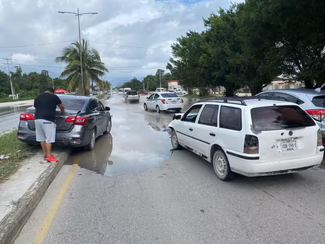 La unidad permanece arriba de la banqueta del Boulevard Luis Donaldo Colosio de Cancún