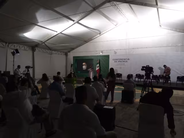 Representantes de los medios de información esperan la llegada del Presidente de México