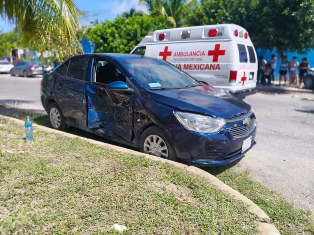 Camioneta con pasajeros se impacta contra árbol tras fuerte choque en Chetumal