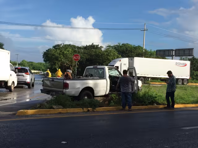 El vehículo fue retirado con el apoyo de una grúa para ser trasladado al corralón. Foto: Alejandro Collí.