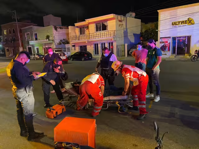 El motociclista derrapó varios metros antes de quedar tendido en la carretera