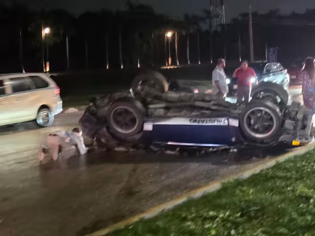 Según testigos, el auto era conducido a exceso de velocidad.