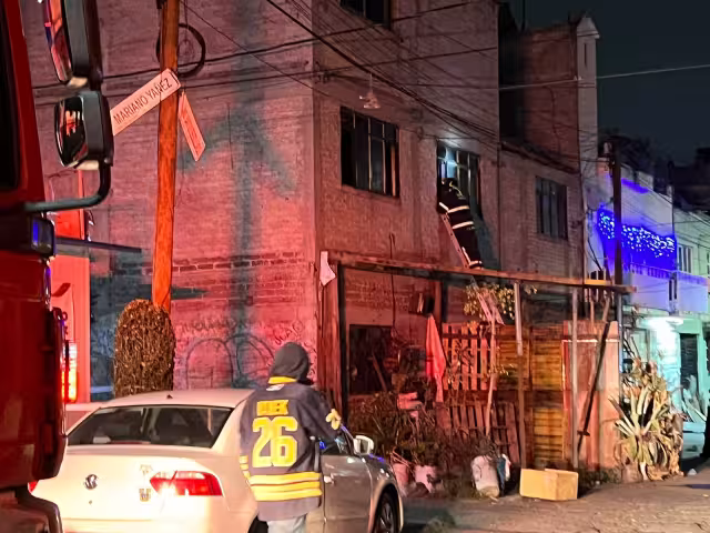 La explosión de una casa en la Colonia del Valle, dejó afectaciones en varias casas de ese sitio