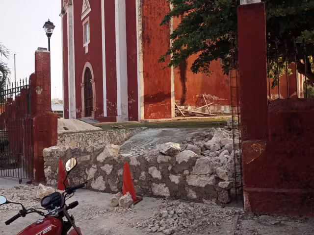 Después de los conflictos, el sacerdote fue destituido