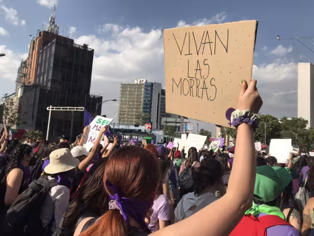 Miles de mujeres se encuentran marchando por la Ciudad de México